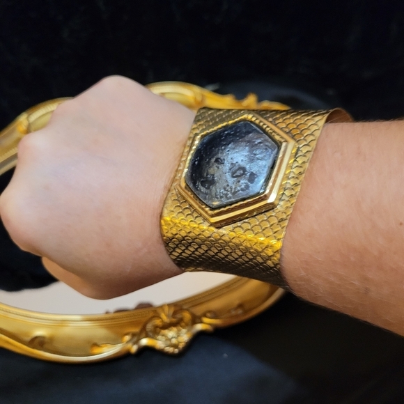 Vintage Black Obsidian Stone Bezel Fish Scale Cuff Gold Bracelet - Picture 5 of 14